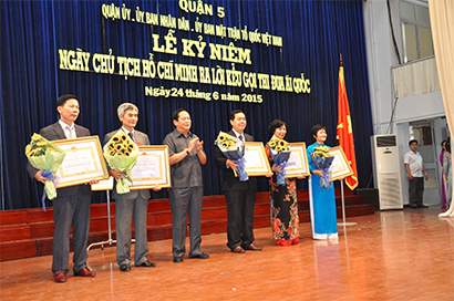 Chairman of the Board of Directors Pham Ngoc Lam and Duc Khai Joint Stock Company were awarded the Third-class Labor Medal
